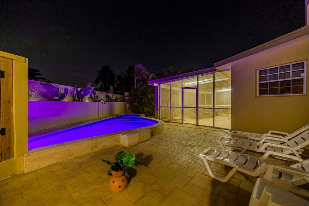 Cozy Central 4br3ba Home w Pvt Pool Largegarden