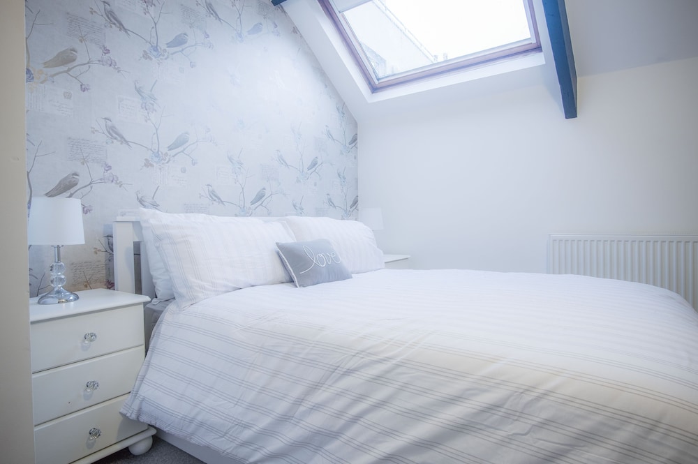 Penthouse At The Mews - 2 Bed Apartment - Tenby view 3
