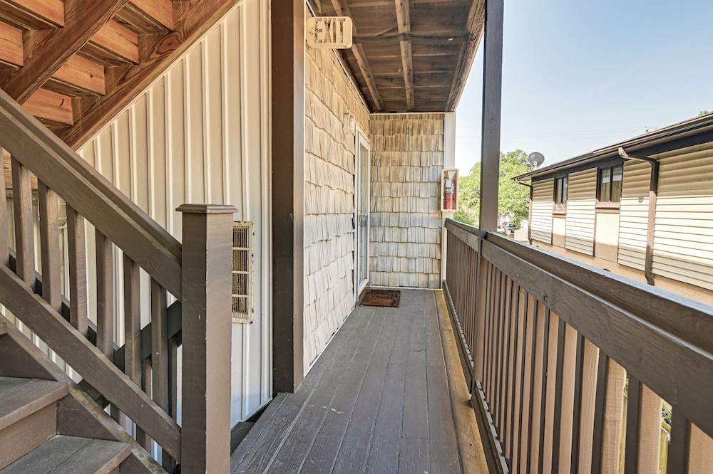 Walk to Ocean: Condo w/ Balcony in Myrtle Beach!