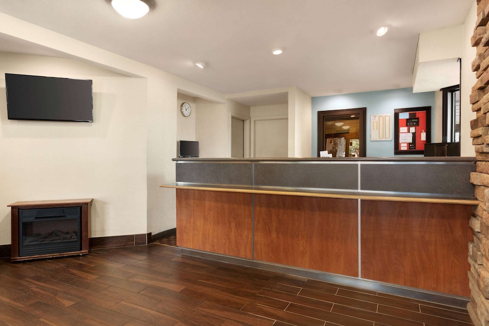 Super 8 by Wyndham Findlay view 2
