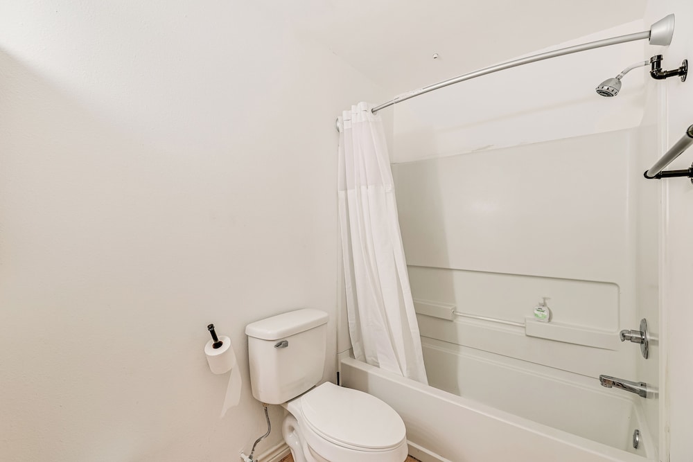 Convenient, Spacious & Peaceful: Home in Edinburg!