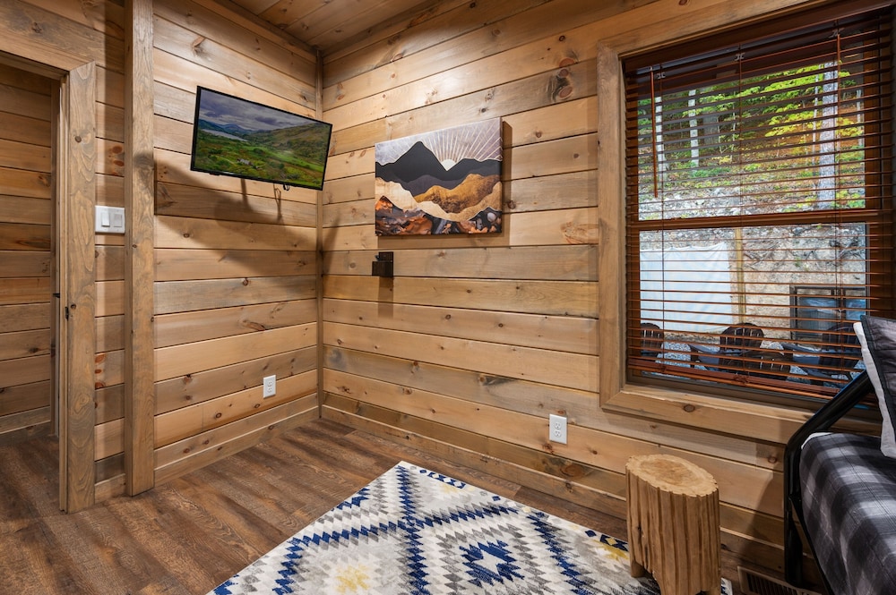 Goodness Gracious 3 Bedroom Cabin by RedAwning - Property Image 6