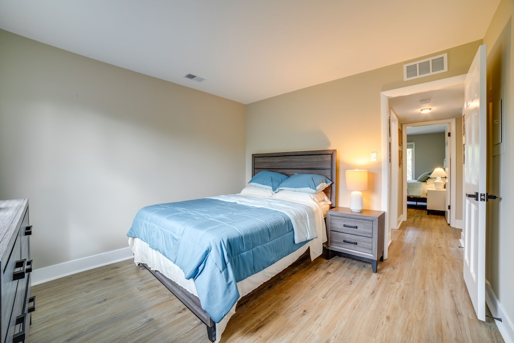 Renovated Munster Condo - 15 Mi to Lake Michigan! view 5