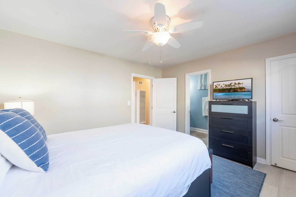 Sleeps 18 Dock, Walk to Beach, Balboa Fun Zone & Dining Edgewater Place