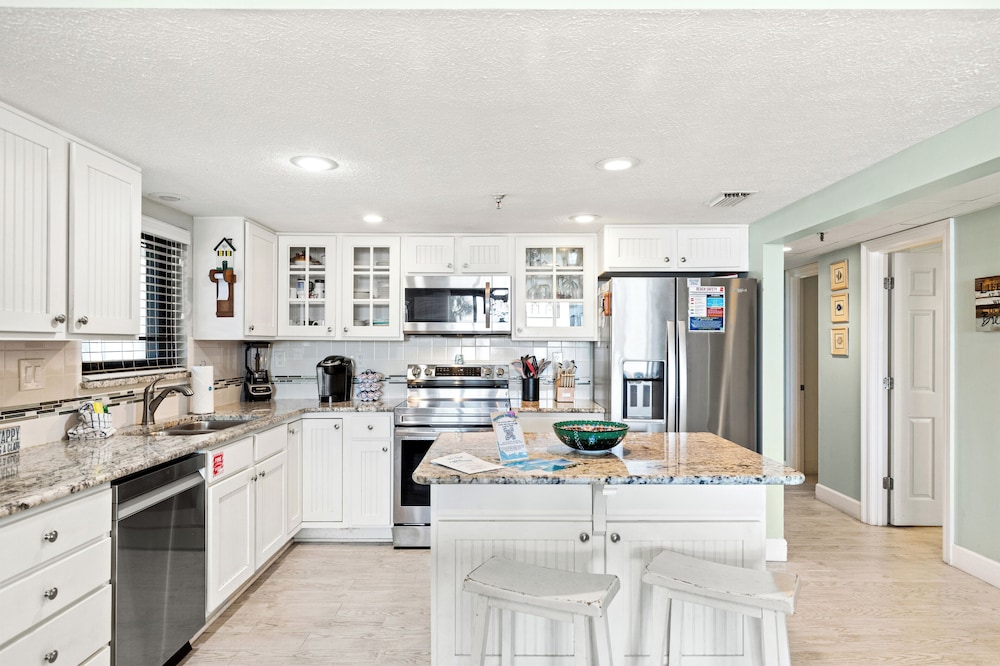 Steps to Paradise: Ground-floor 2br/2ba Beachfront Condo, Sleeps 8, Gulf Views!