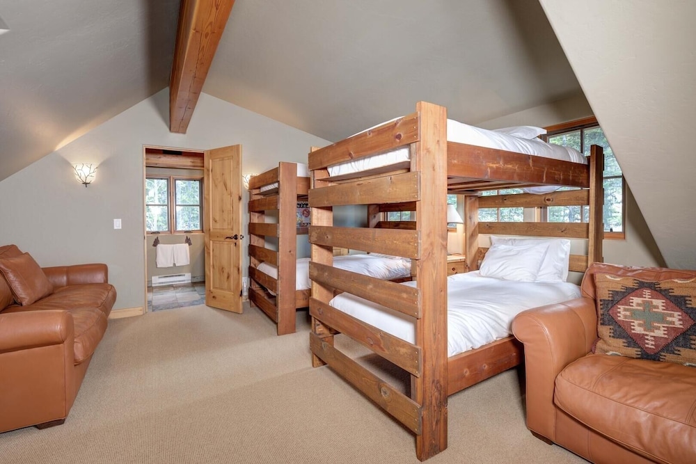 38a Cowboy Heaven 4 Bedroom Home by Moonlight Basin Lodging view 5
