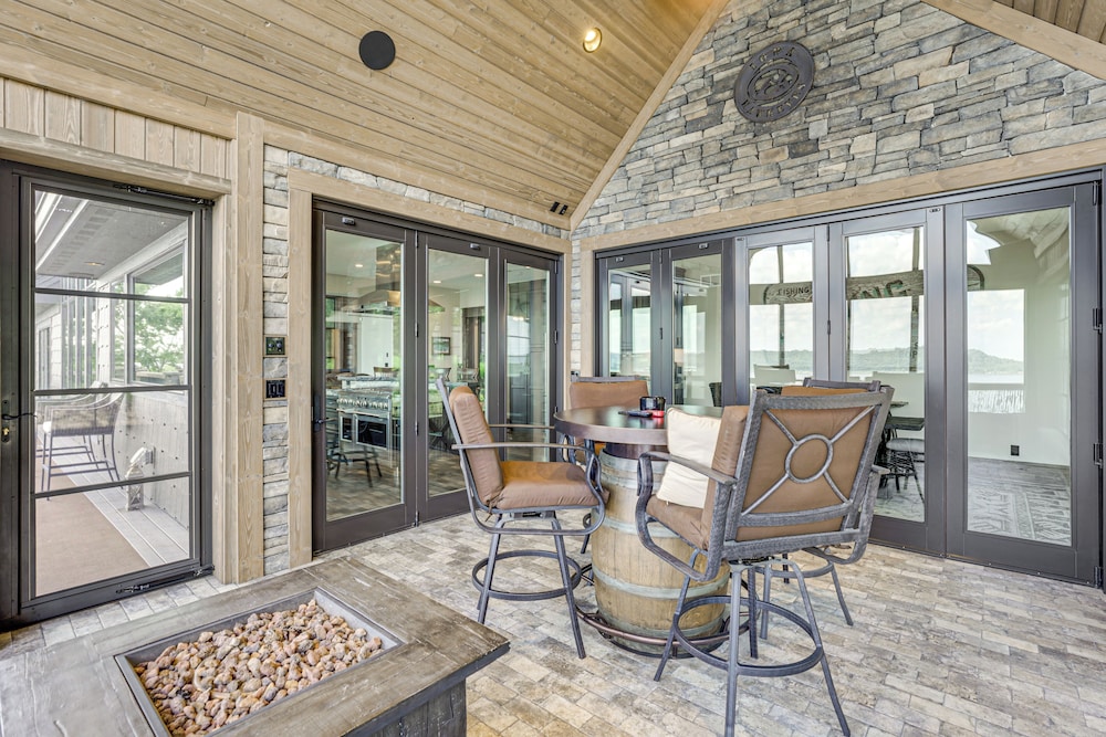 River Views + Wraparound Deck: Dubuque Getaway
