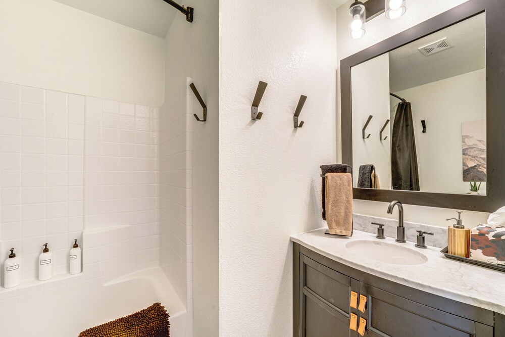 Walk to Trails: Modern Munds Park Mountain Retreat