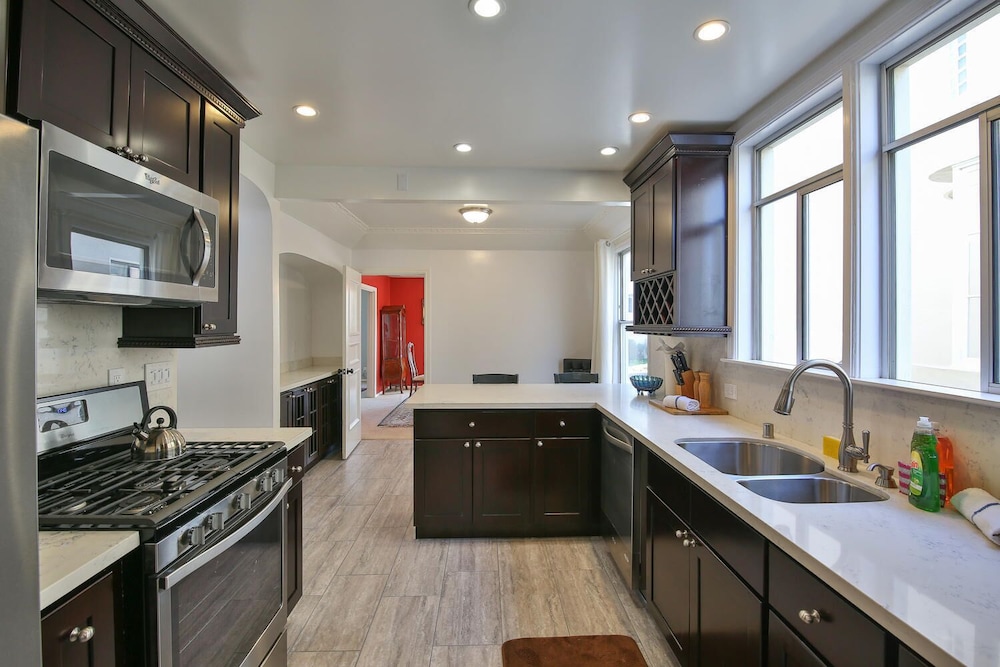 Beautiful, Modern Kitchen, King Bed, Parking & Balcony 2 Bedroom Apts by RedAwning photo 5