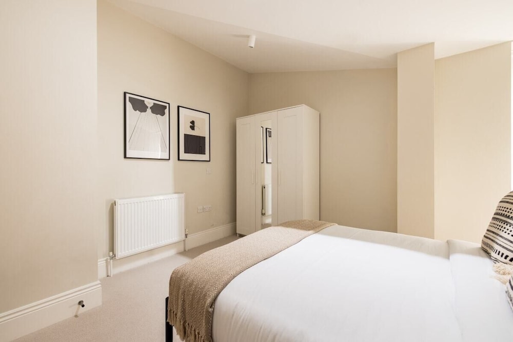 The Tooting Hideout - Dazzling 3bdr Flat With Balcony