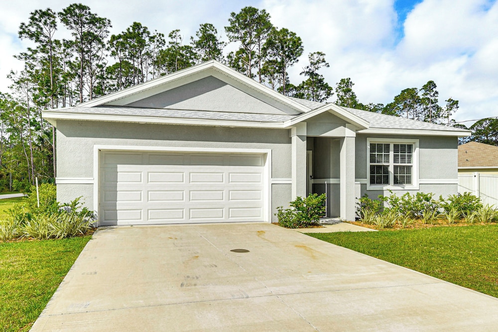 7 Mi to Flagler Beach: Breezy Stay w/ Pool Access!