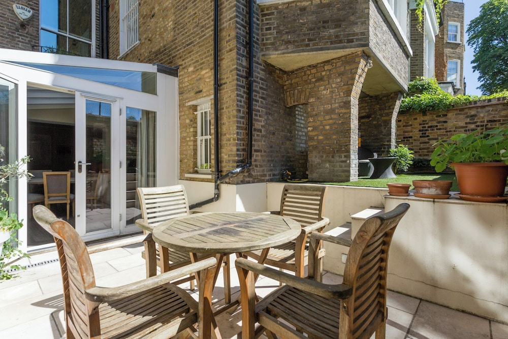 Holland Park Avenue VII by Onefinestay