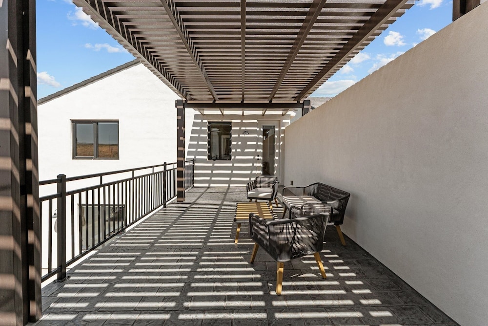 Desert Jewel With Private Gym And Pool 4 Bedroom Townhouse