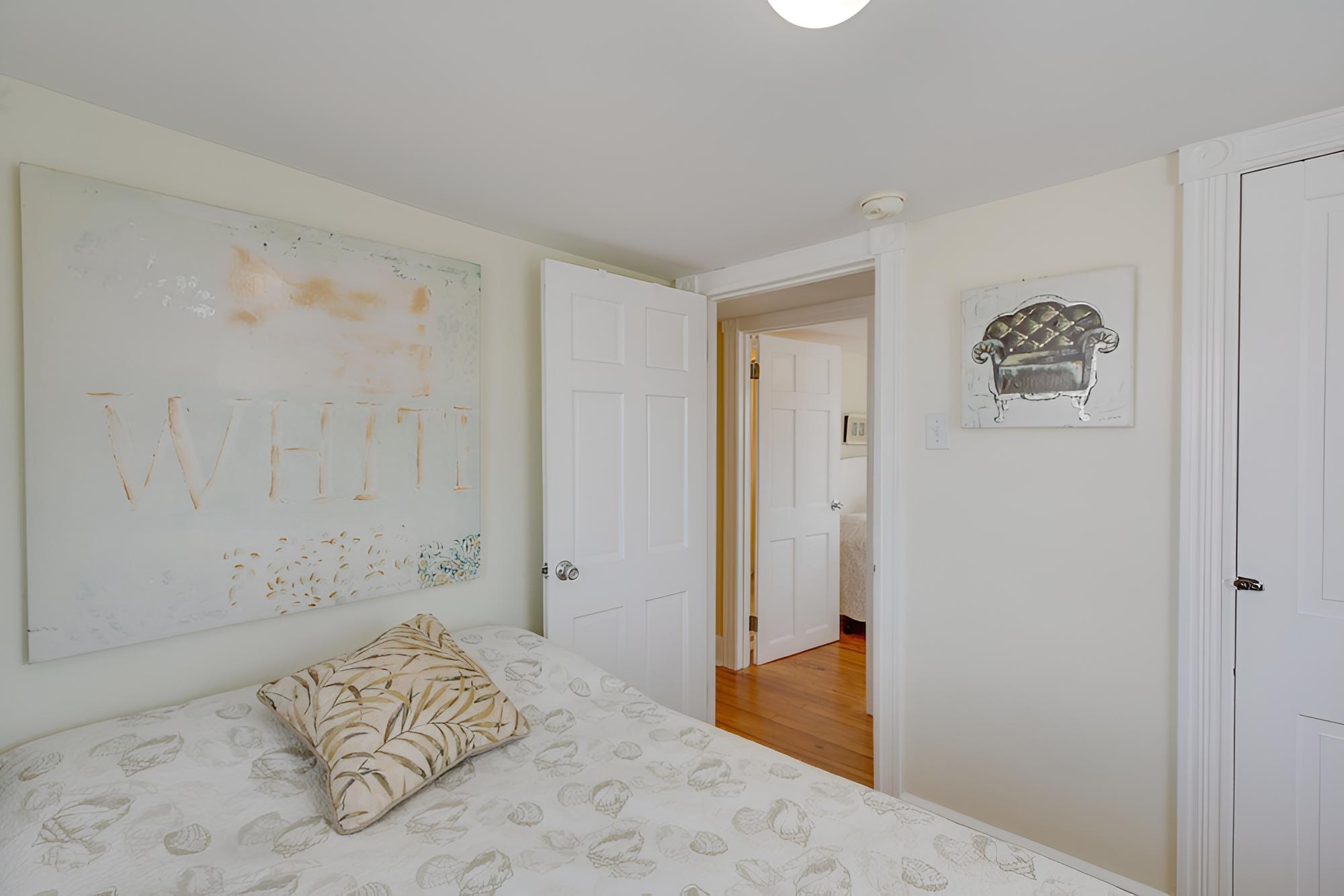 Wildwood House w/ Enclosed Porch - Walk to Beach!