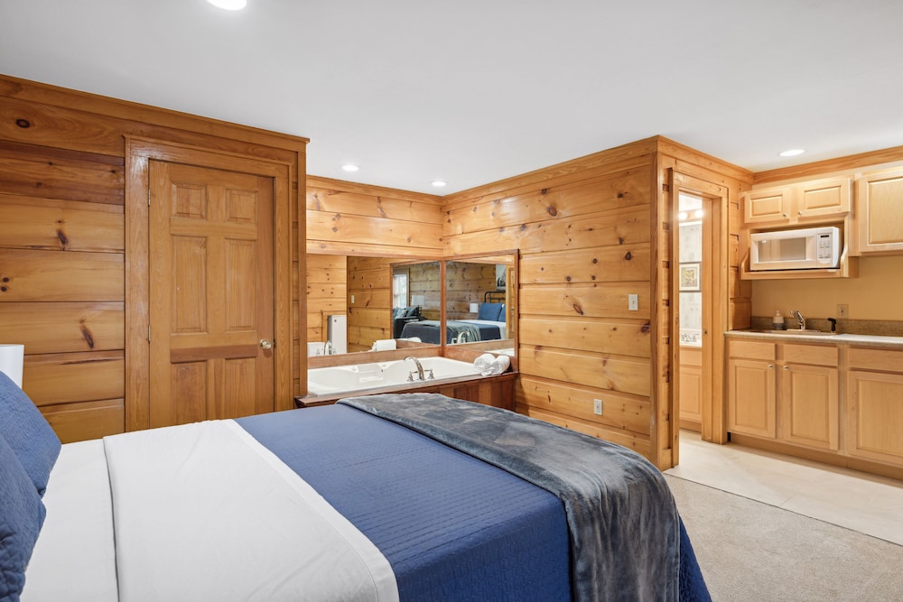 Golfing Dreams 2 Bedroom Cabin by RedAwning view 3