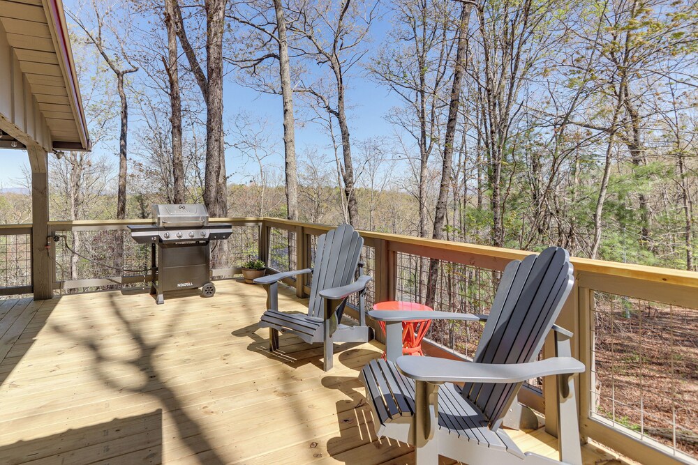 3 Mi to Dtwn: Blue Ridge Cabin w/ Hot Tub & Views