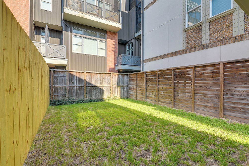 East Downtown Walkability! Modern Houston Townhome
