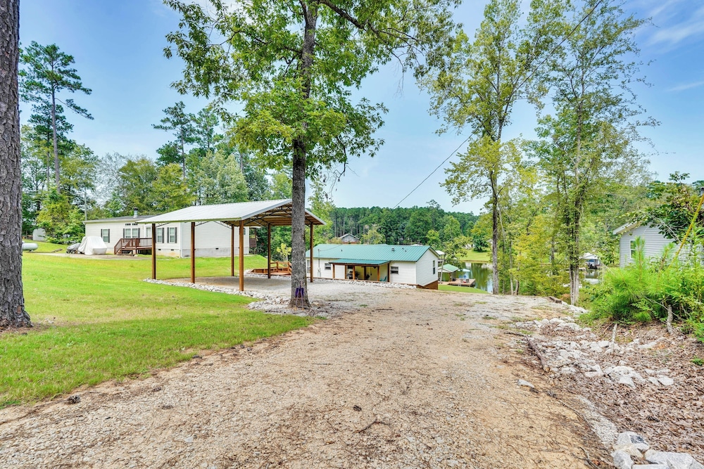Fish, Swim & More: Quiet Retreat on Lake Sinclair!