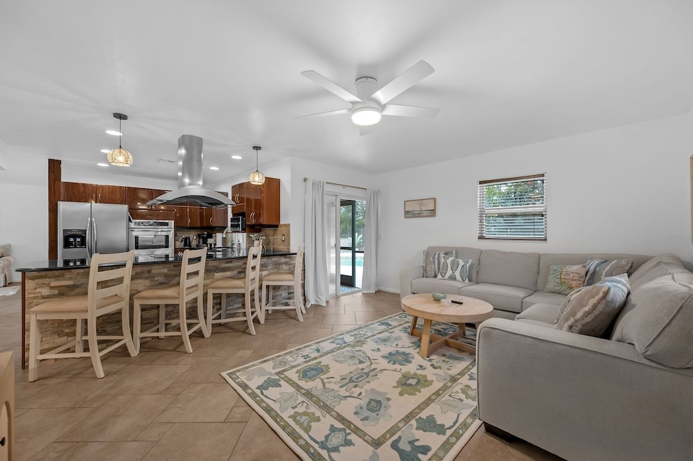 Naples Henrie Hideaway - Private Pool, Pet Friendly 12 Mins From Beach & Downtown 3 Bedroom Home