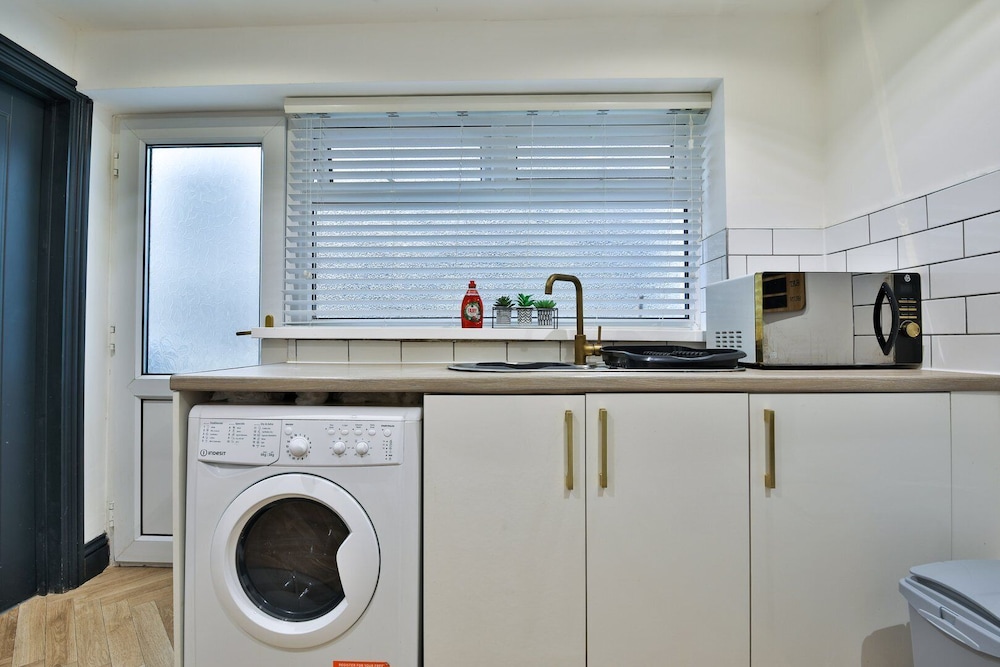 Bright 3-bed Swansea House + Parking