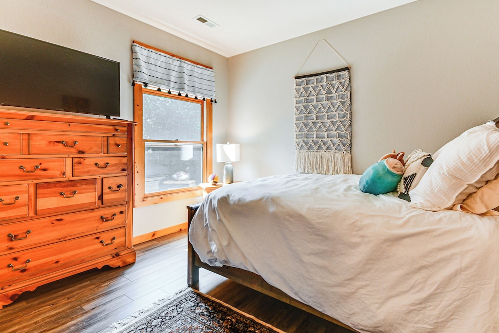 Condo w/ Private Balcony 6 Mi to Pisgah NF!