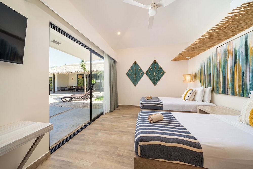 New Oasis in Gated Community With Pool Breakfast
