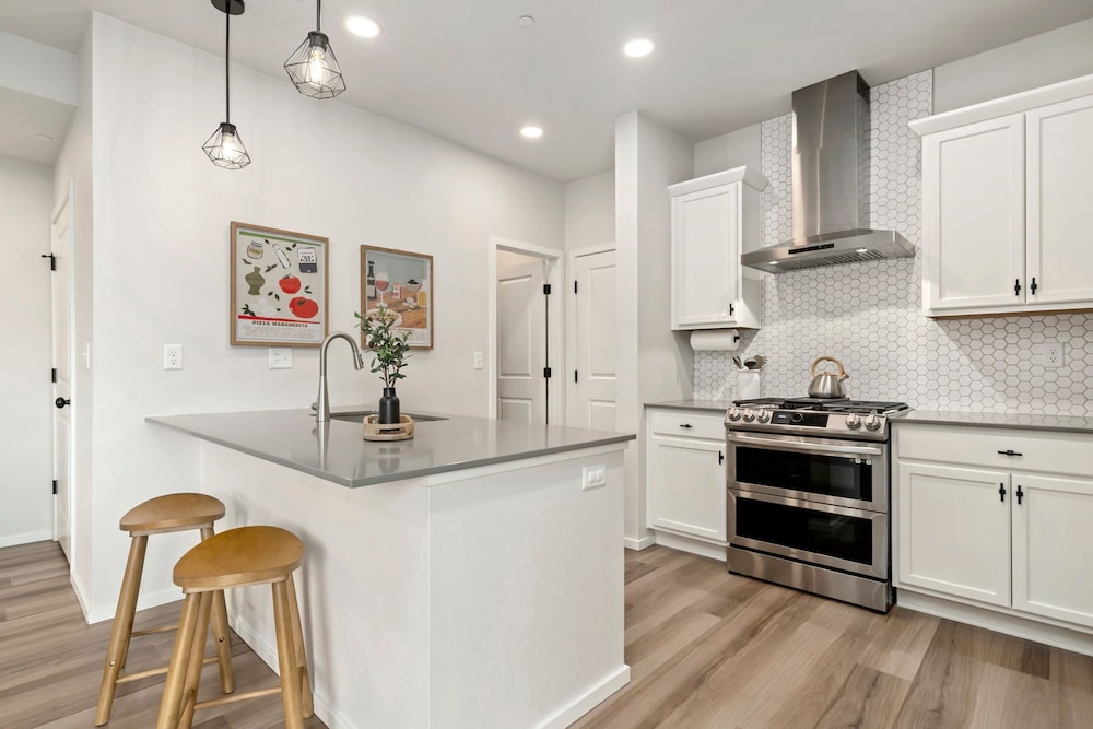 Mosaic Modern - Dog Friendly, Pool + King Suite