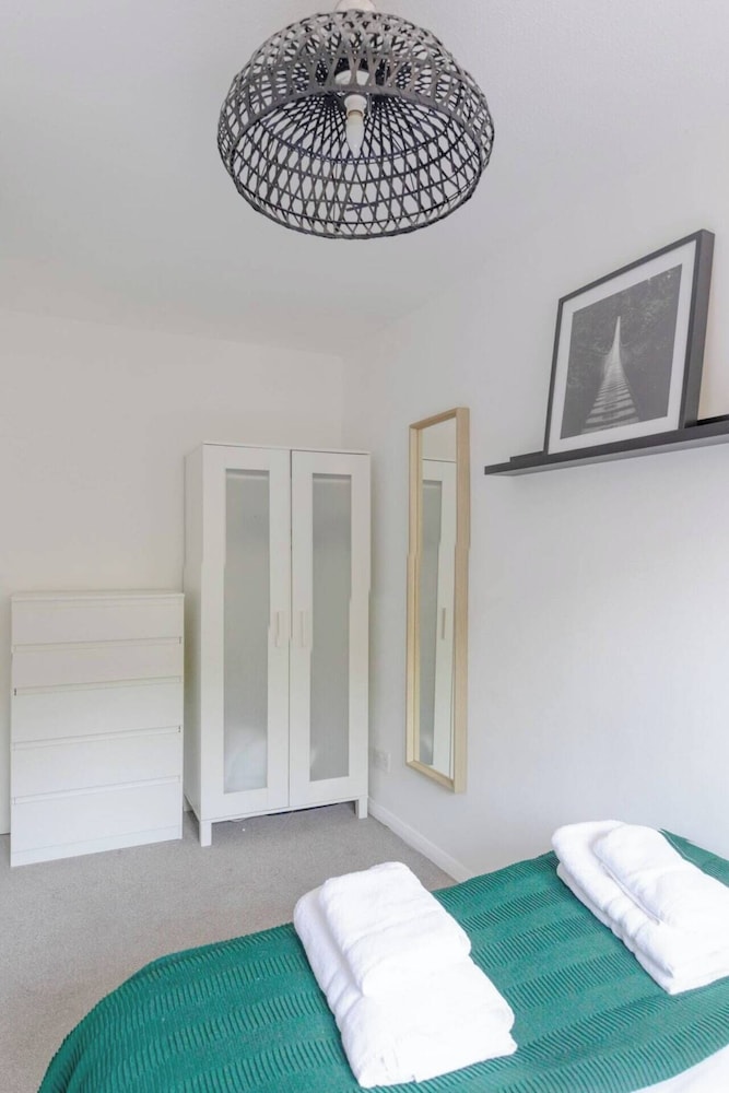Lovely 4 Bed House w Garden, 1 Stop to Waterloo