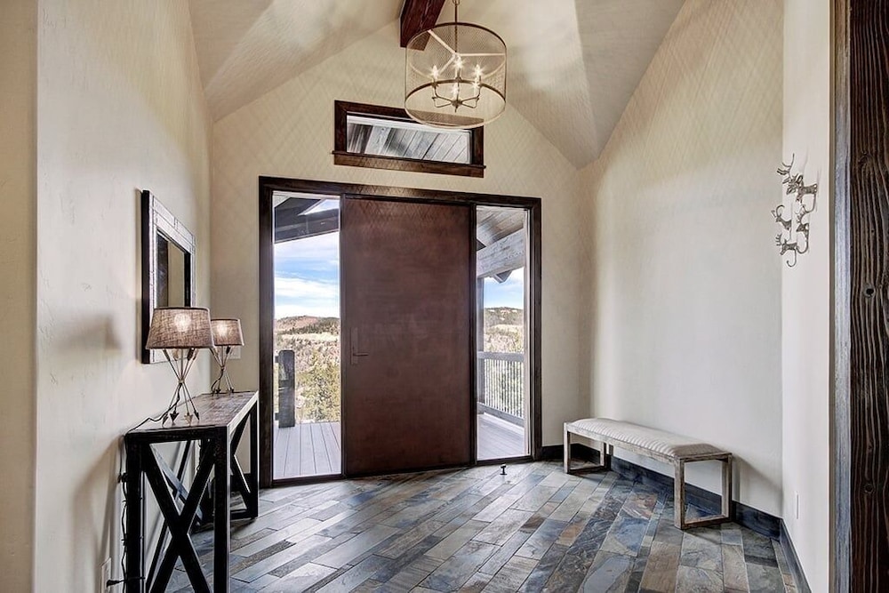 Hawk's Hideaway 6 Bedroom Home