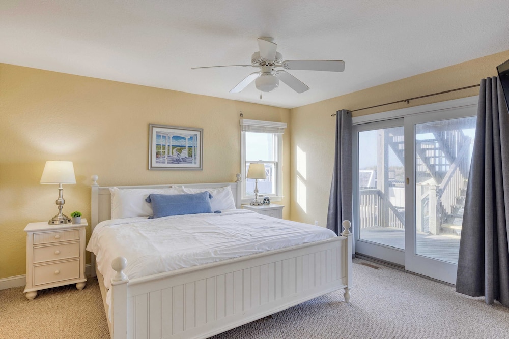 Sleeps 28 Beachfront w/ Pool, Hot Tub, Game Room Atlantic Watch by Avantstay