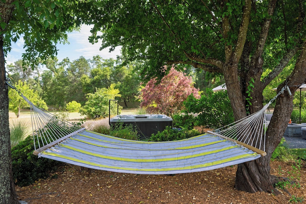 Glen Ellen Escape 5BR Retreat w/ Pool, Hot Tub, Hammocks & Vineyard Views