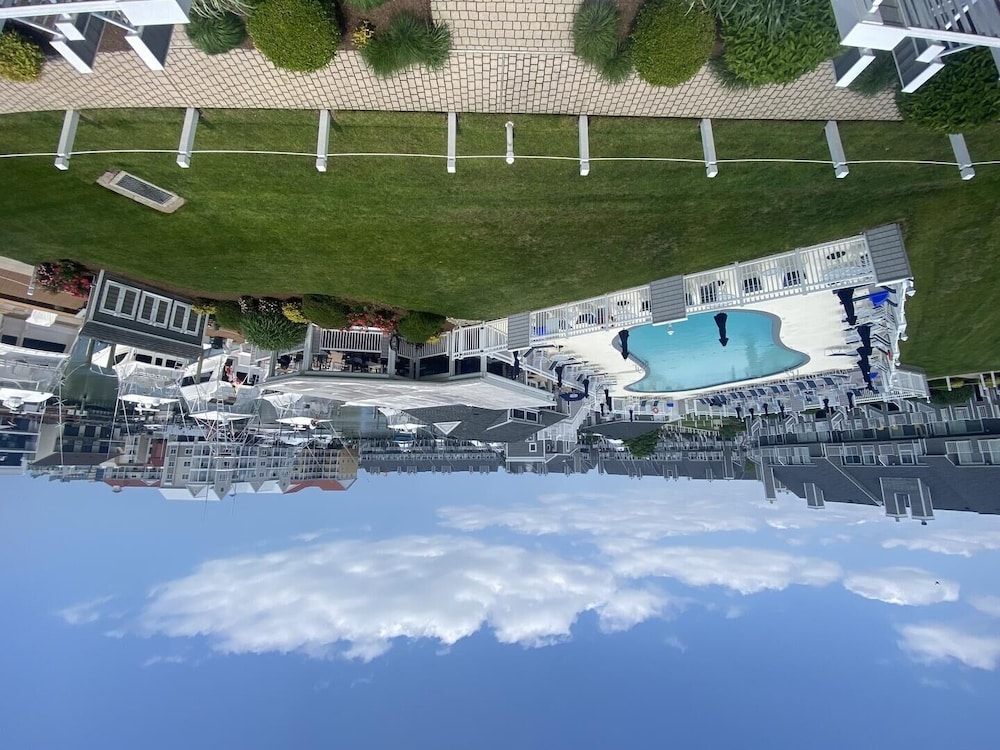 Harbour Island 46G 2 Br townhouse by RedAwning