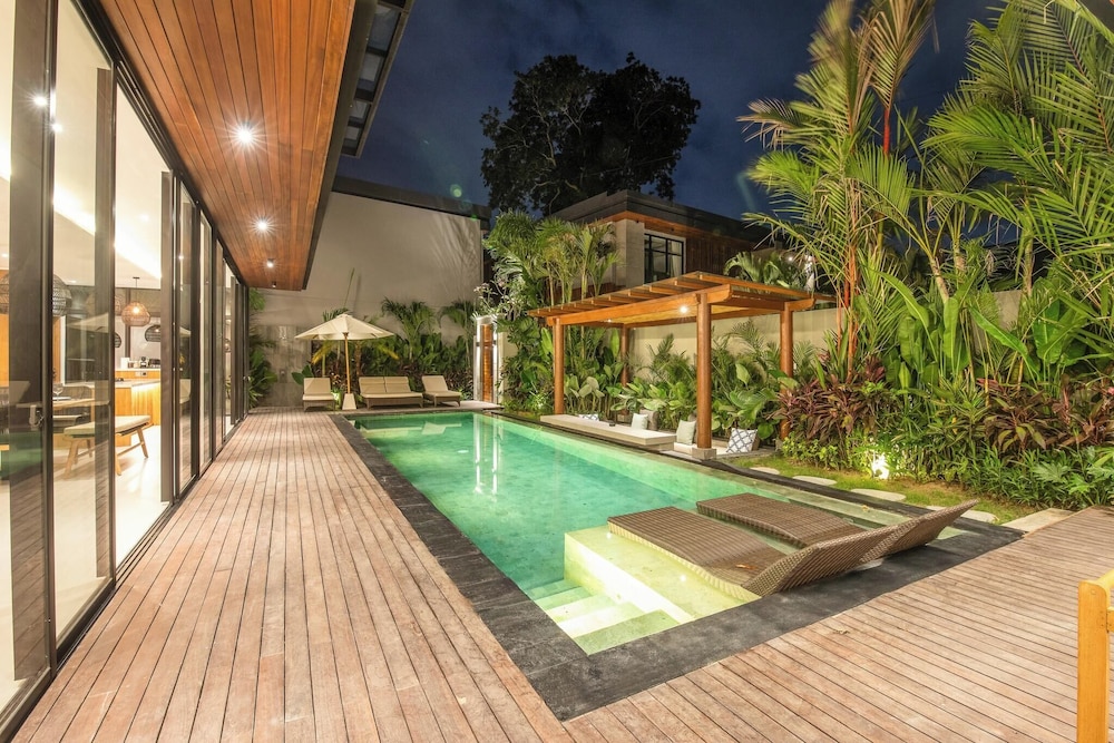 Elegant 6BR Canggu Retreat Just 400m to the Ocean