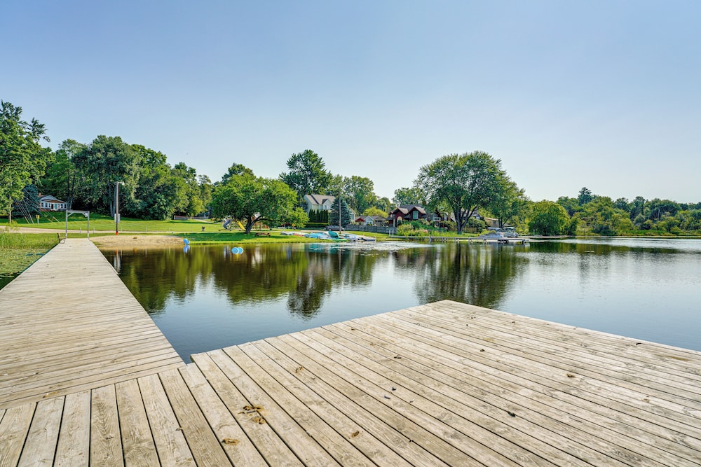 Walk to Cranberry Lake: Quaint Family Cottage