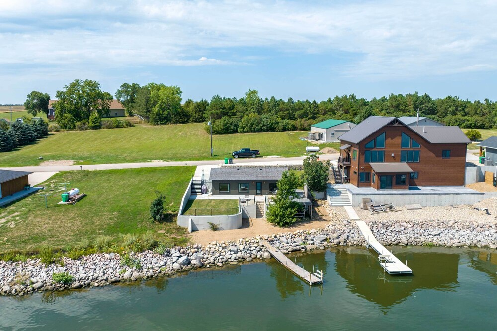 Chic  Cozy Cabin With Private Hot Tub  Beach! - Property Image 7