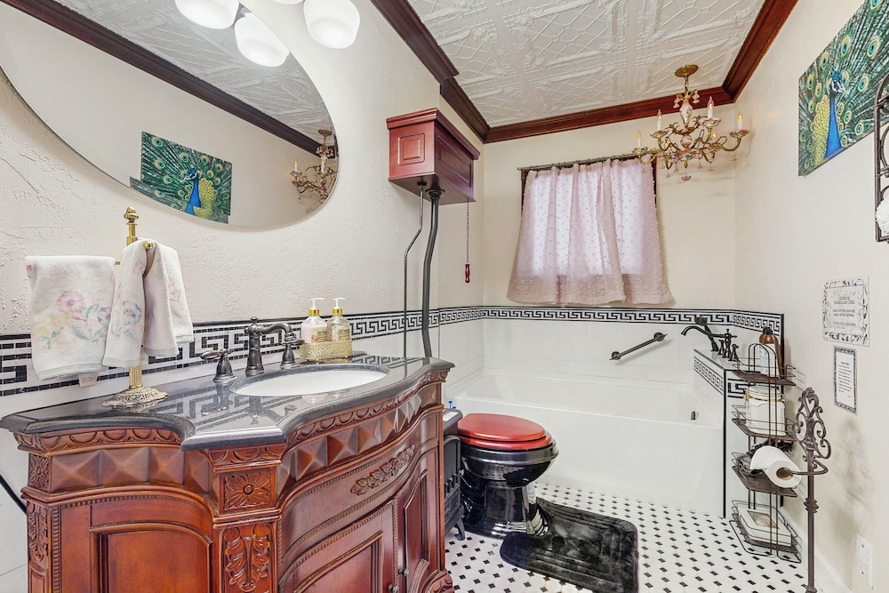 Unique 3br: Mountain Views, Hot Tub & Wood Stove