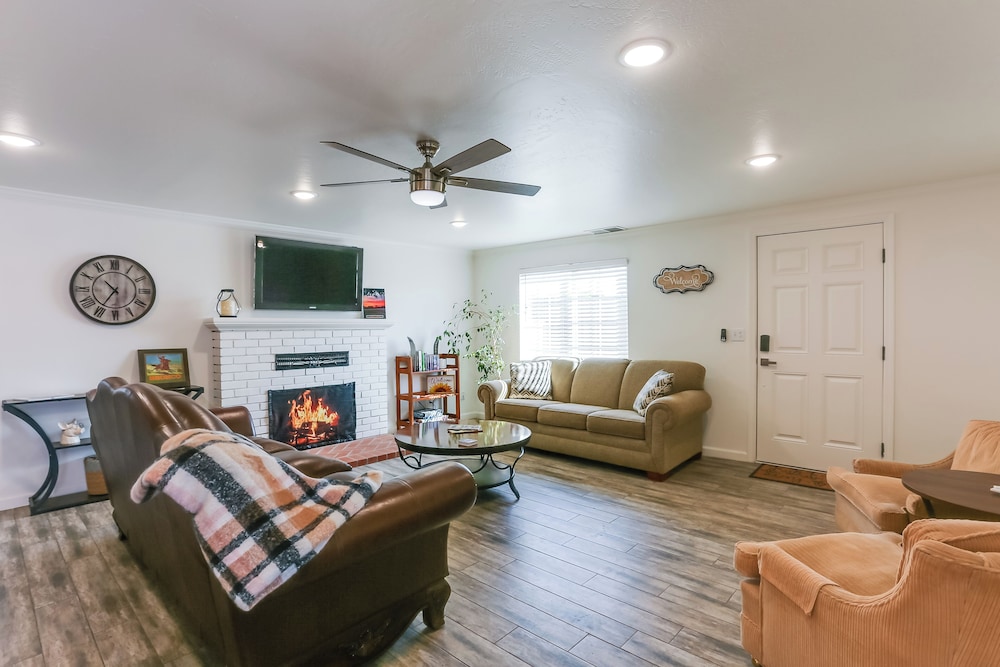 Mtn-view Home w/ Patio & Grill in Woodlake