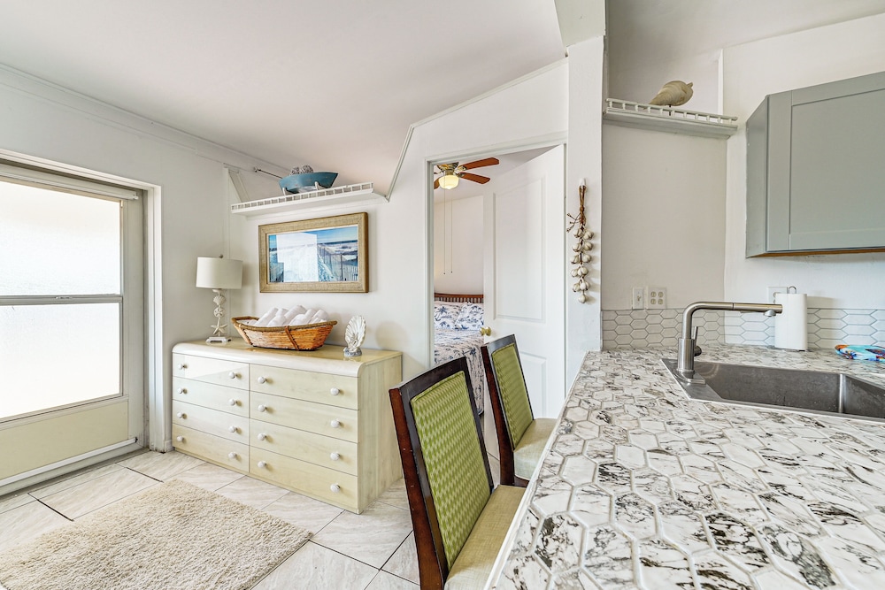 < 1 Mi to Hudson Beach: Waterfront Apt w/ Dock