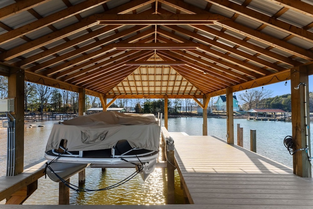 Pleasant Cove Waterfront Getaway With Fire Pit Deck and Private Lake Access