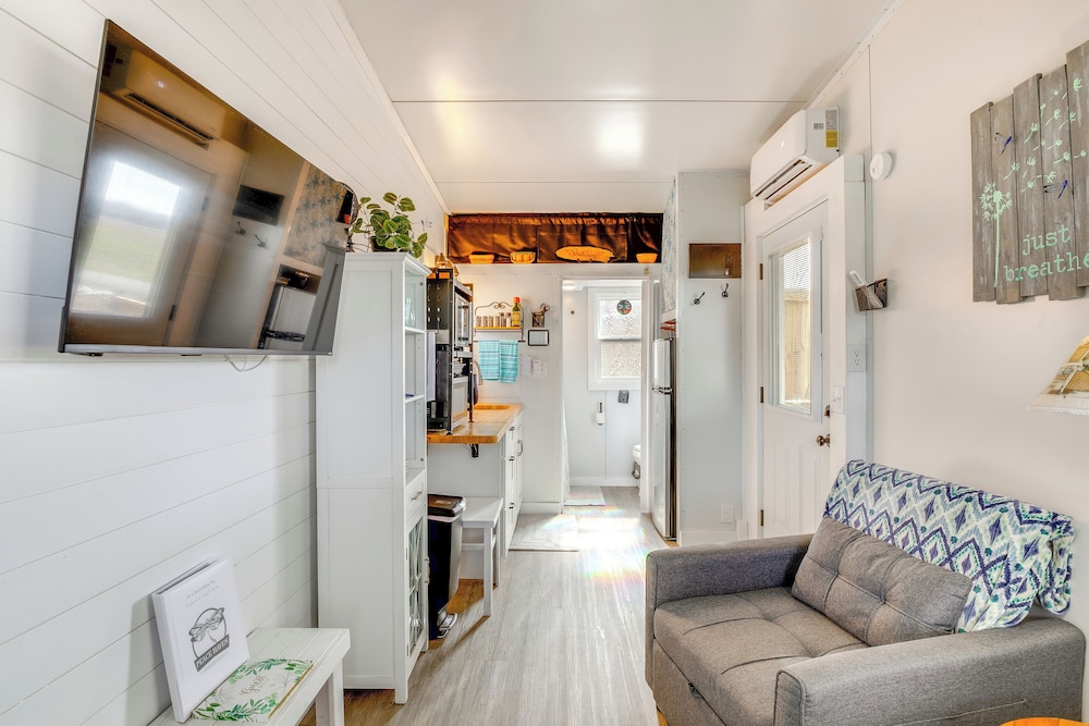8 Mi to Cathedral Caverns: Tiny Home Hideaway