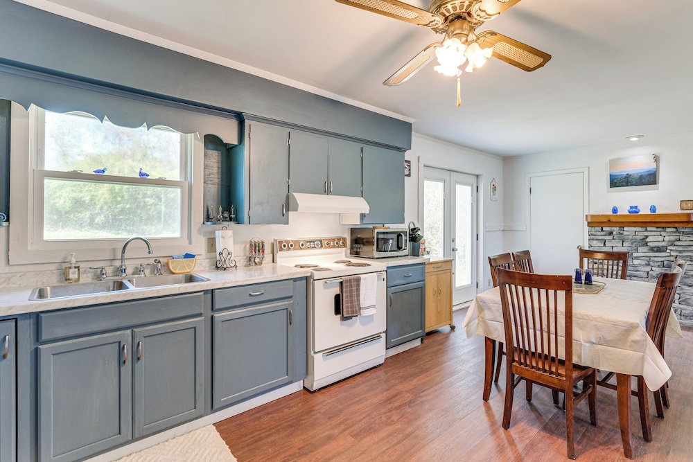 5 Mi to Chatuge Lake: Hayesville Hideaway!