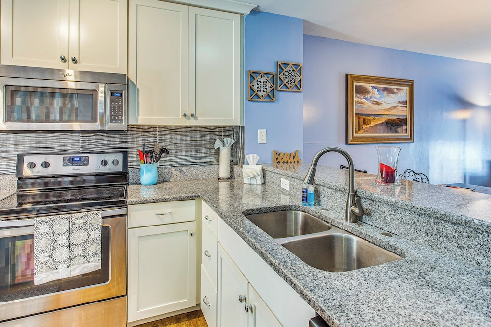 Walk to Ocean: Myrtle Beach Townhome w/ Patio