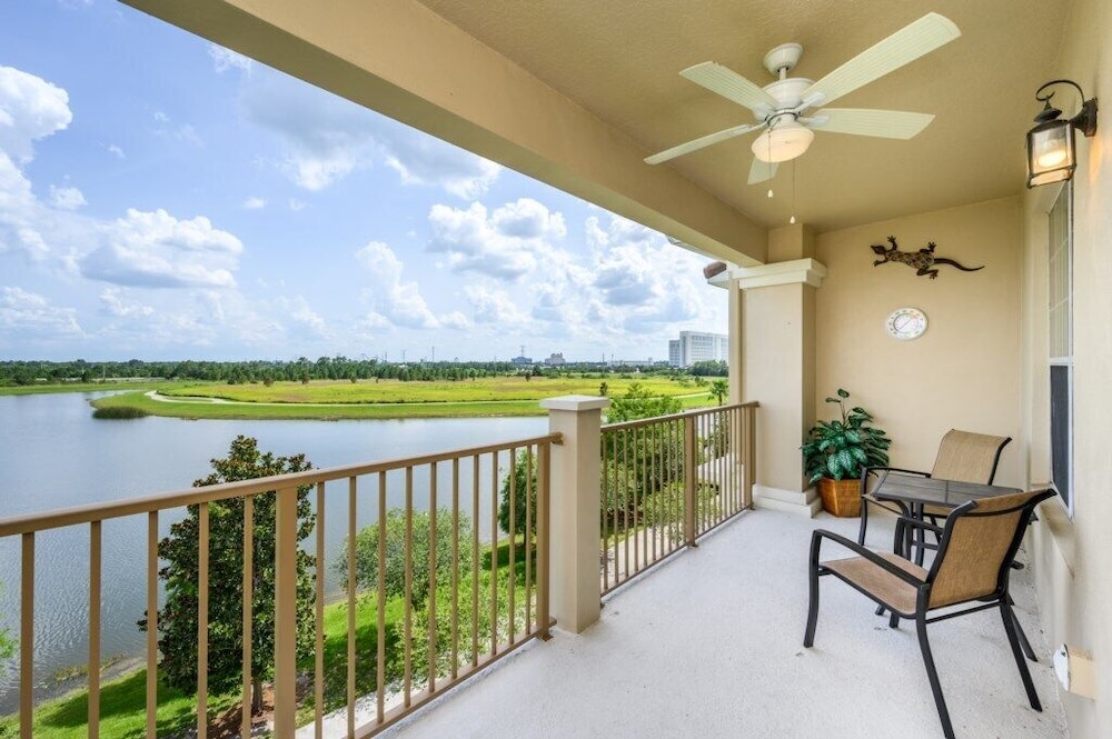 Tropical Lakeview Condo w. Vegas Game Room - 1014