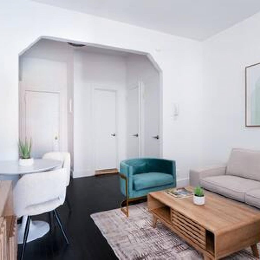 444-4c Newly Renovated Studio in Hell s Kitchen