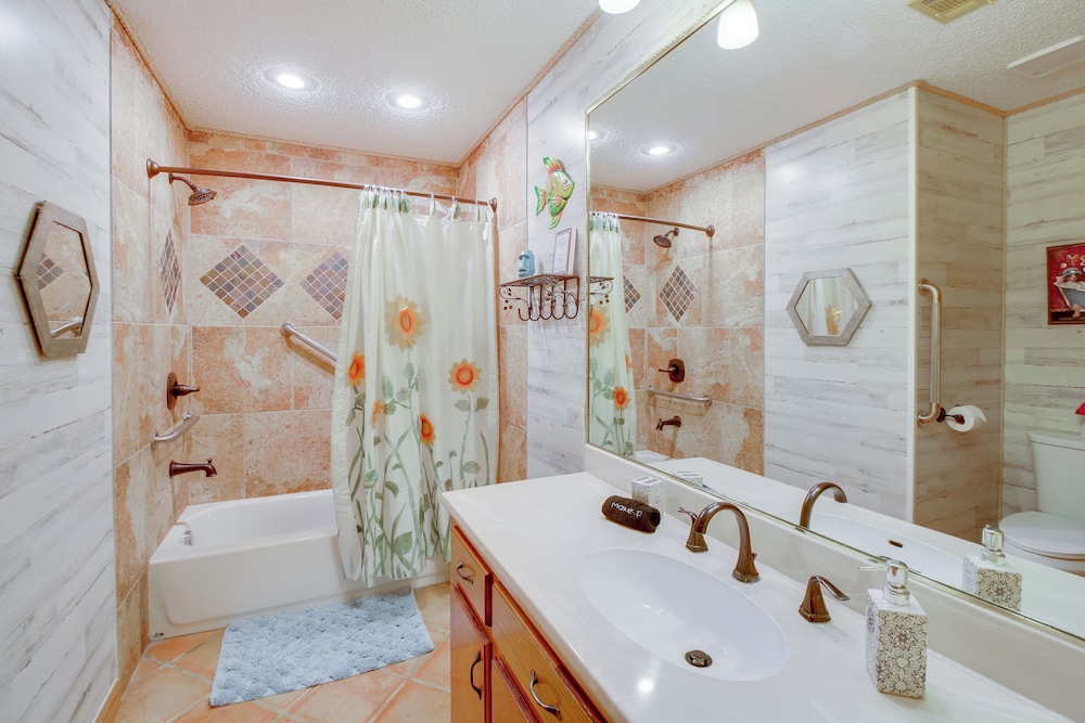 Secluded Lake Hamilton Access: Hot Springs Home