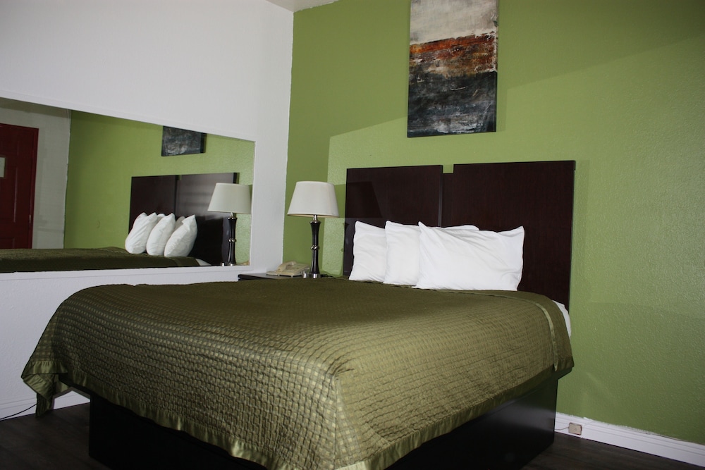 Vallejo Vacations - Express Inn - Property Image 6