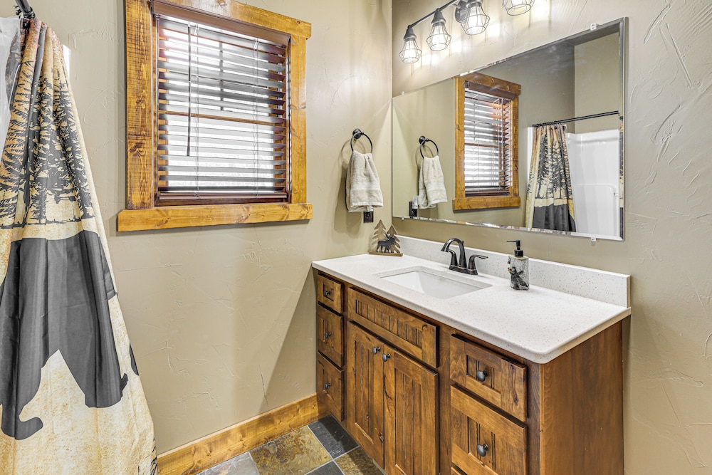 5 Mi to Terry Peak: Spacious Lead Cabin w/ Hot Tub