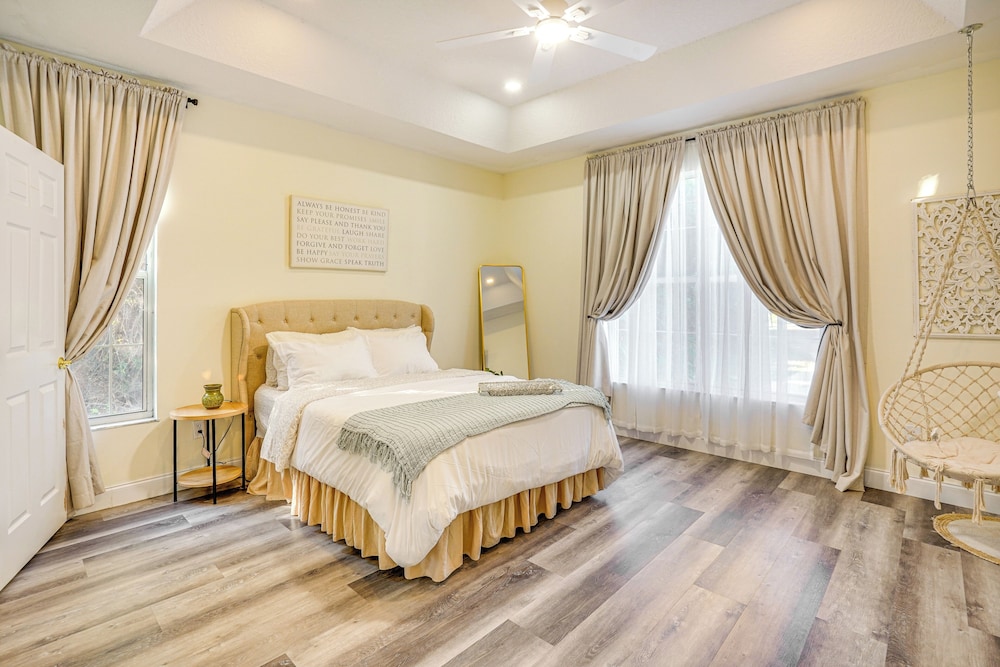 6 Mi to Dtwn: Pet-friendly Retreat in Fort Pierce!
