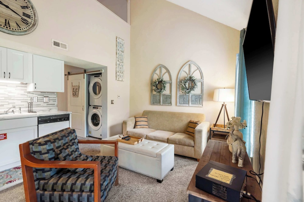 Warm Welcome Getaway Resort Stay for 6 With Amenities Near Downtown