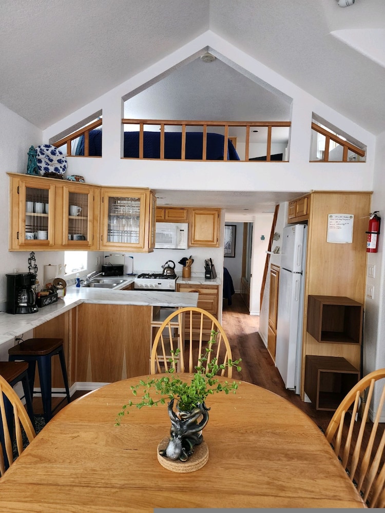 Oceanview Cabin 27 w Jacuzzi Enjoyable Views